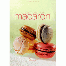 Книга (на франц. ) «Un amour de macaron»; бумага